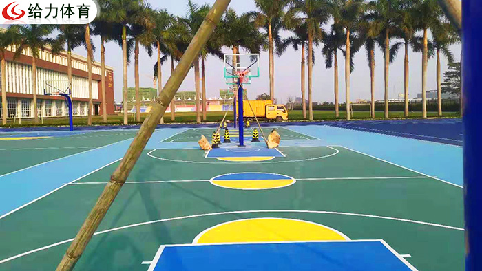 召喚廣東籃球架廠家  廣東給力體育閃現(xiàn)安裝戶(hù)外籃球架獲好評(píng)