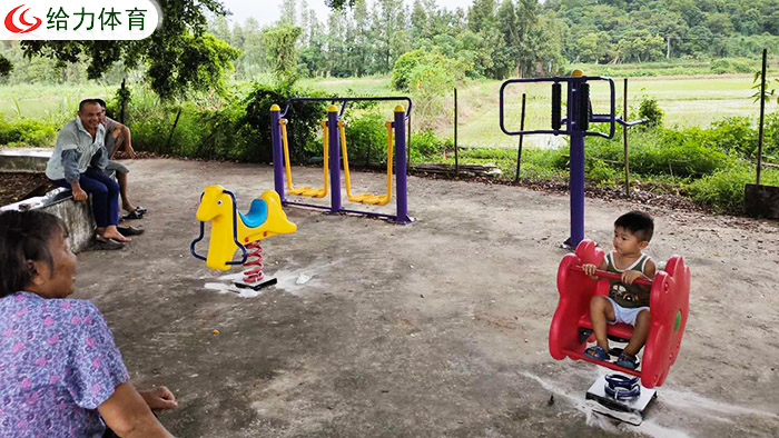 佛山小區(qū)里的戶外健身器材